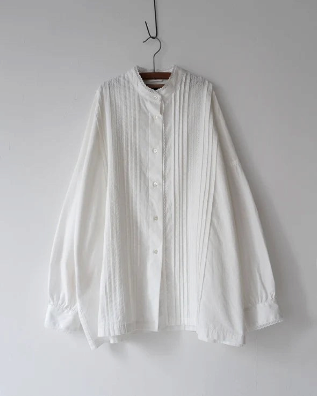 Chemisier blanc Merci Paris Dopple & Scent en coton Banshu-ori avec détails en dentelle et plis verticaux