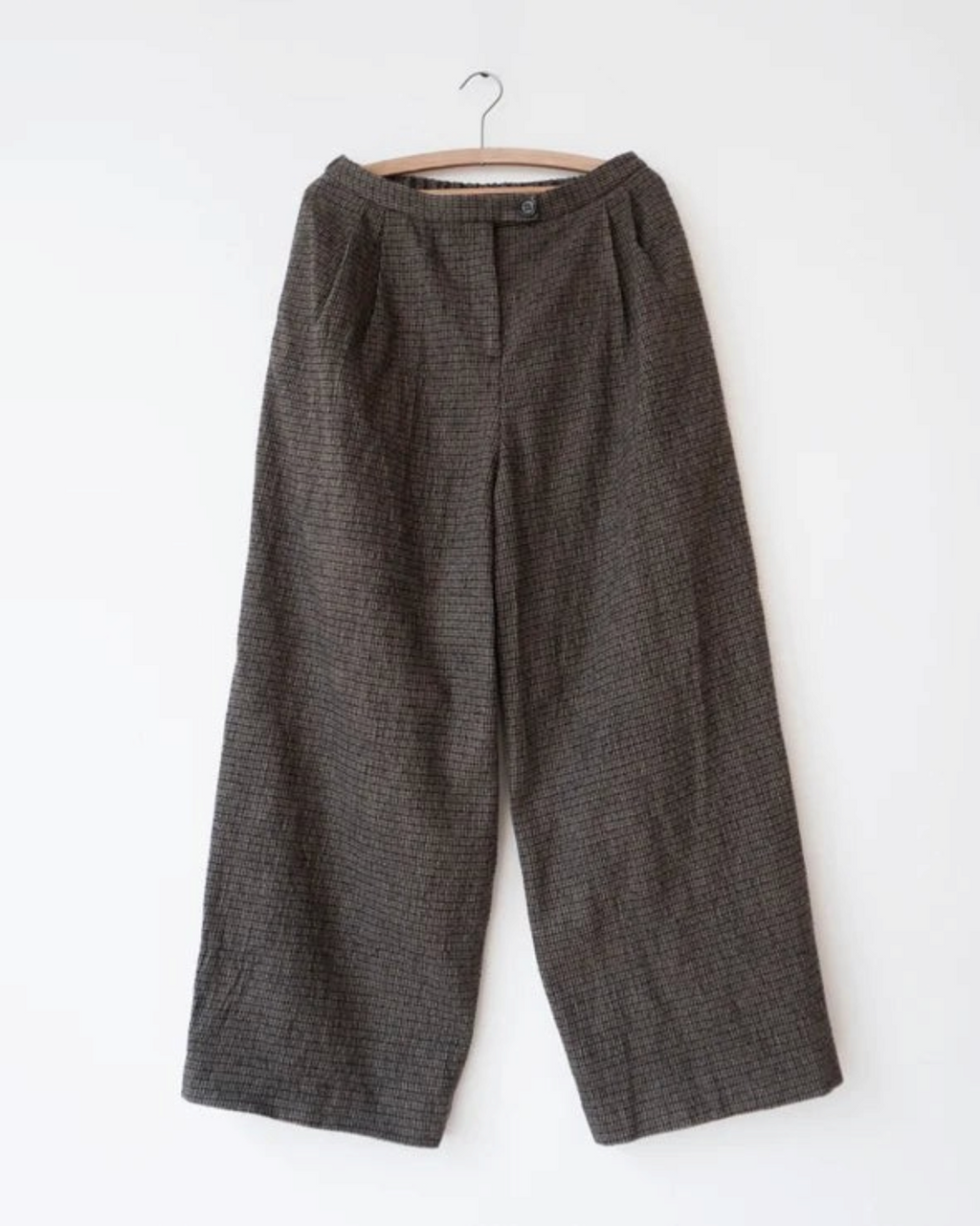 Pantalon large Dopple & Scent Atelier Tuck en laine et coton à carreaux moka, disponible chez Merci Paris