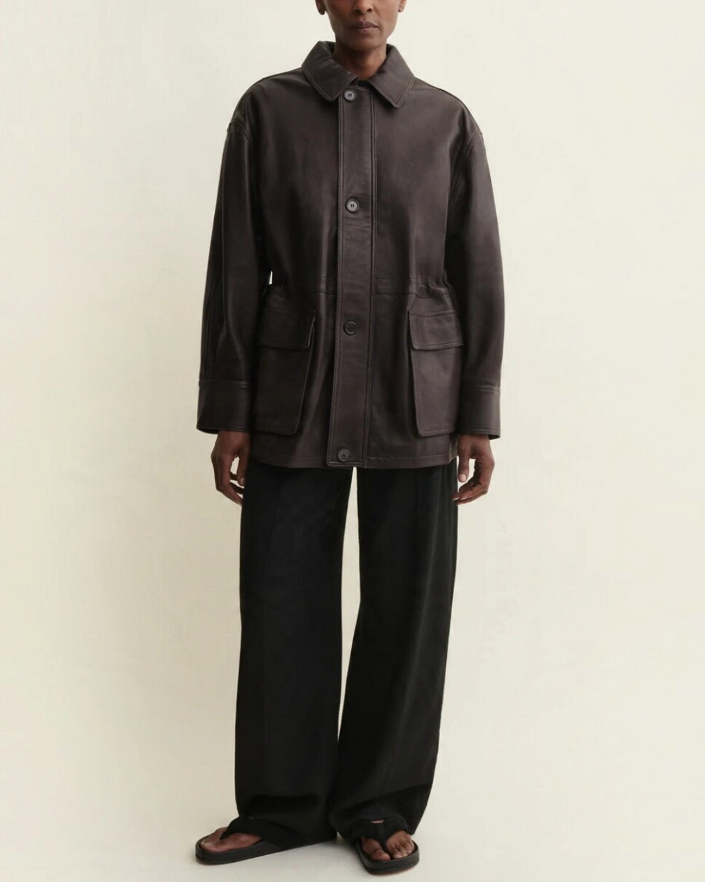 Veste en cuir d'agneau marron foncé Arma Maeve avec poches plaquées et cordon de serrage, vendue chez Merci Paris