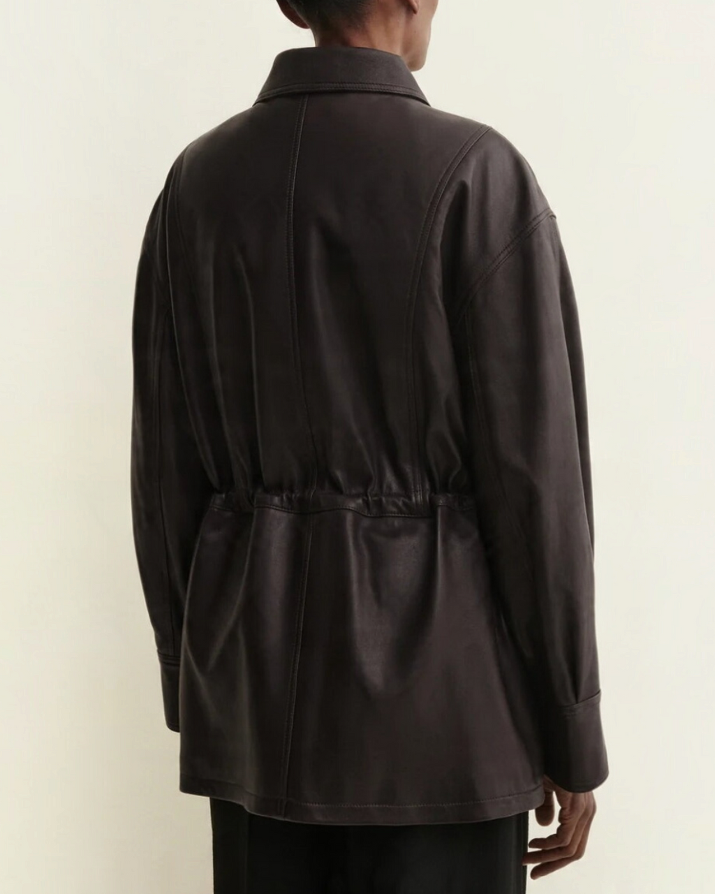 Vue arrière de la veste en cuir d'agneau Arma Maeve couleur grain de café avec cordon de serrage chez Merci Paris