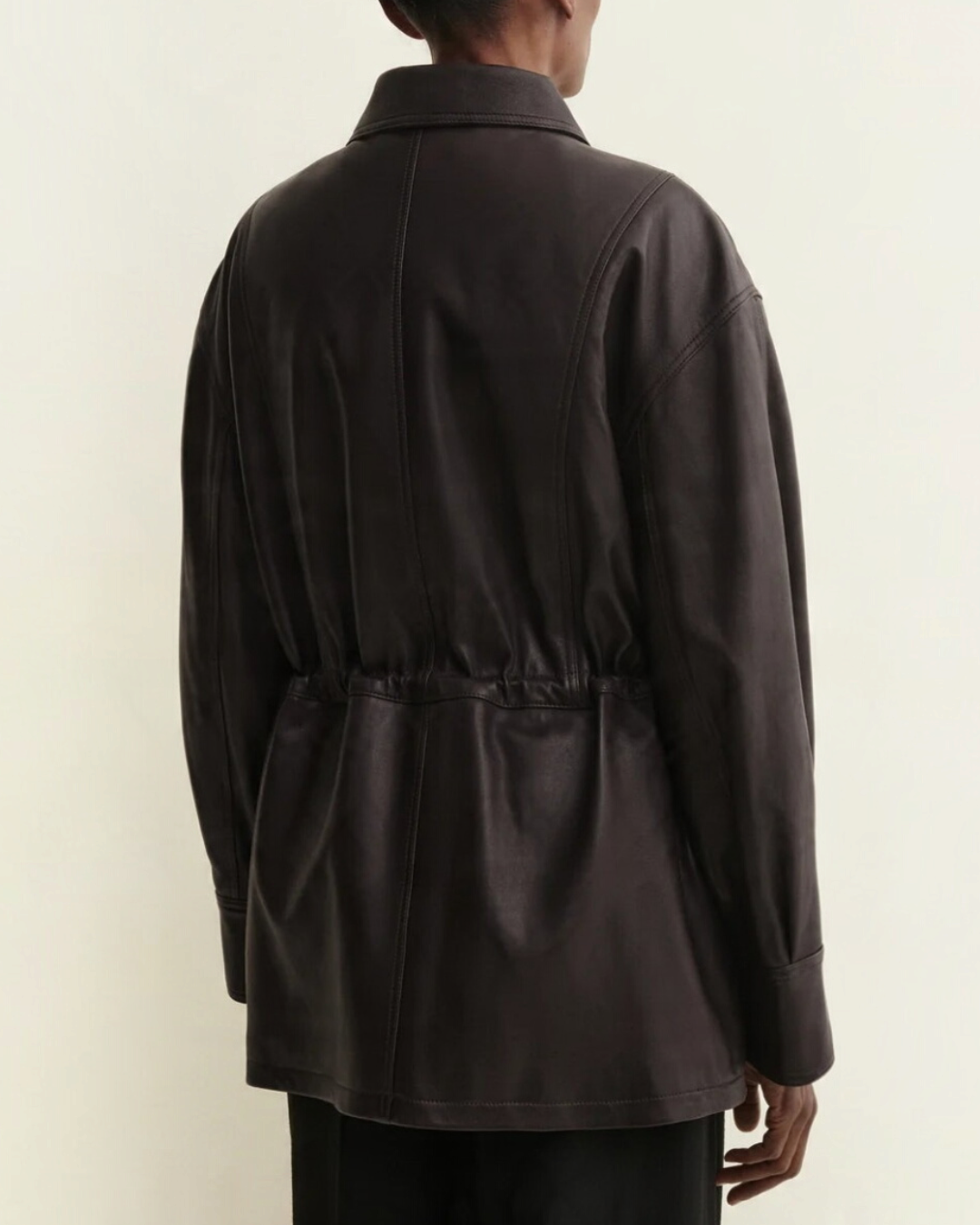 Vue arrière de la veste en cuir d'agneau Arma Maeve couleur grain de café avec cordon de serrage chez Merci Paris
