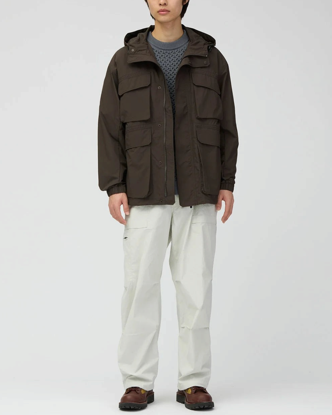 Veste Merci Paris Snow Peak en nylon ripstop marron foncé avec capuche et poches cargo, portée par un mannequin