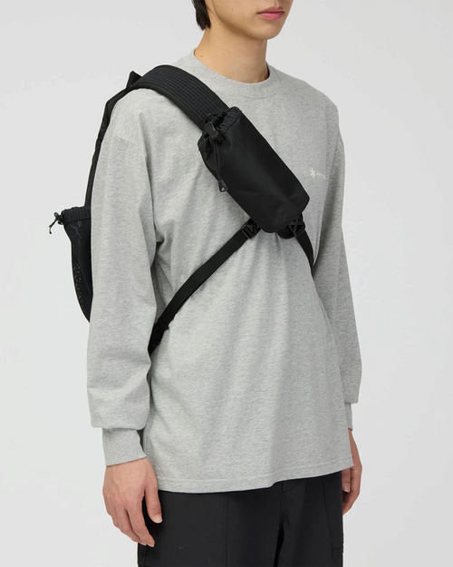 Sac bandoulière noir Merci Paris Snow Peak en tissu ripstop avec pochette amovible porté par un homme