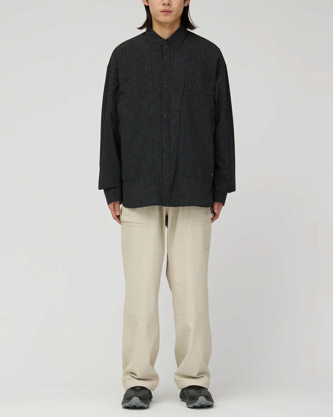 Homme portant une chemise Merci Paris Snow Peak noire en ripstop avec motif quadrillé et coupe ample