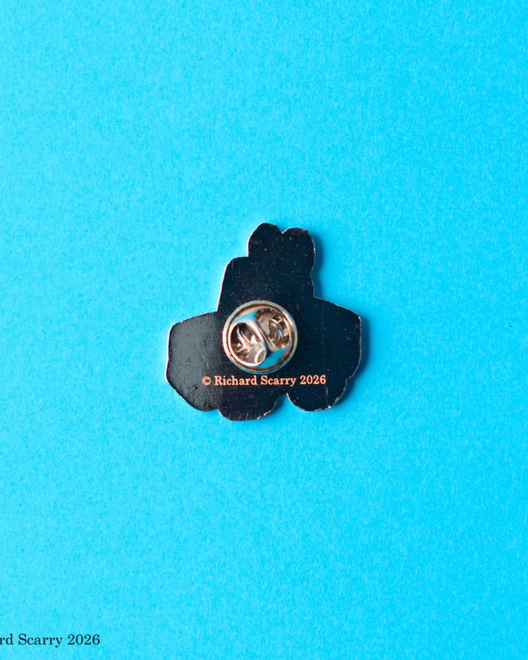 Merci x Richard Scarry - Pins - Lapin Rose