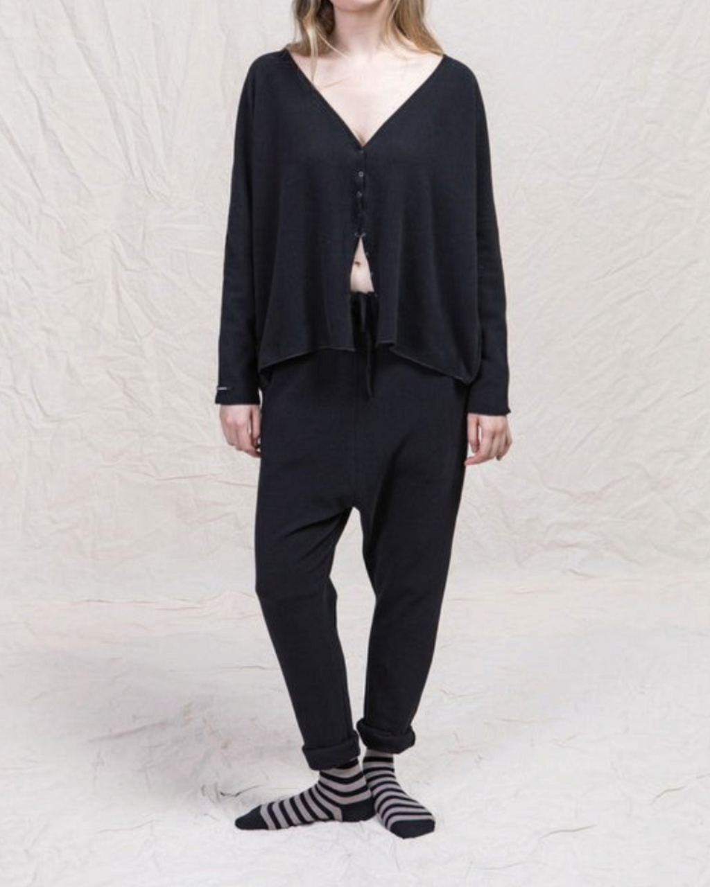 Cardigan noir à col en V Album Di Famiglia chez Merci Paris, en maille de coton mélangé souple et confortable