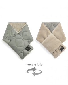 Écharpe réversible Merci Paris Taion en duvet vert sauge matelassé et polaire beige, style militaire
