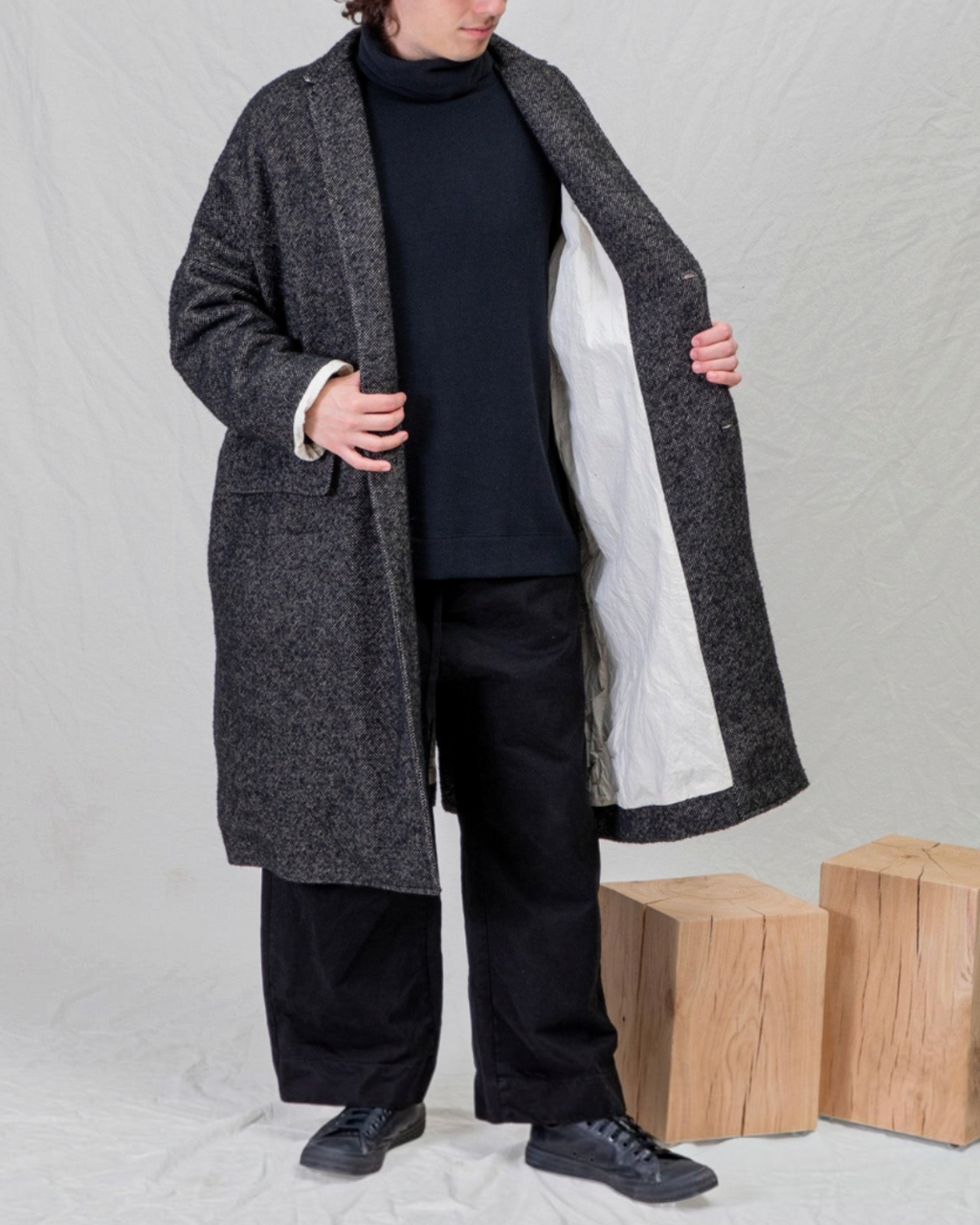 Homme portant un manteau ample noir en mélange de laine Album Di Famiglia avec doublure en coton chez Merci Paris