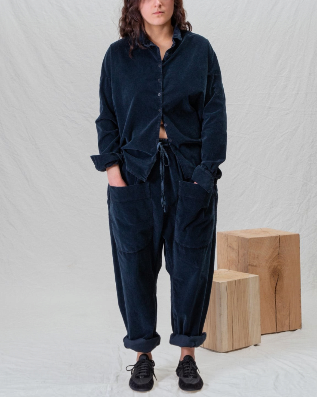 Modèle portant une chemise en velours bleu marine Album Di Famiglia chez Merci Paris avec un pantalon assorti