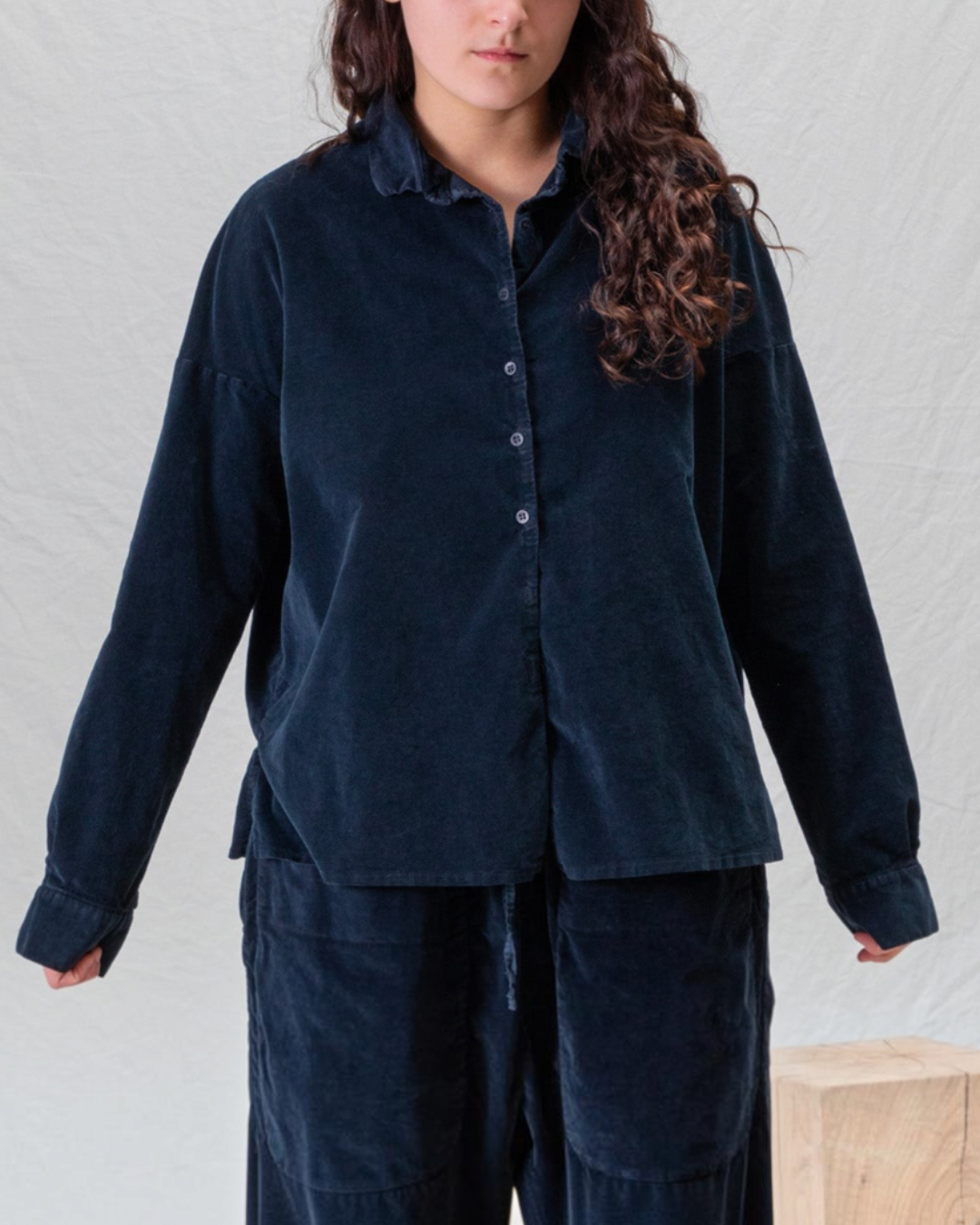 Modèle portant une chemise Merci Paris Album Di Famiglia en velours de coton bleu foncé à manches longues