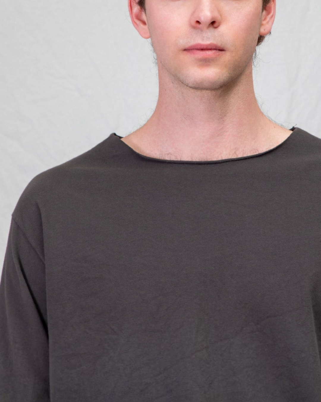 Homme portant un t-shirt à manches longues marron en jersey de coton stretch de la marque Merci Paris
