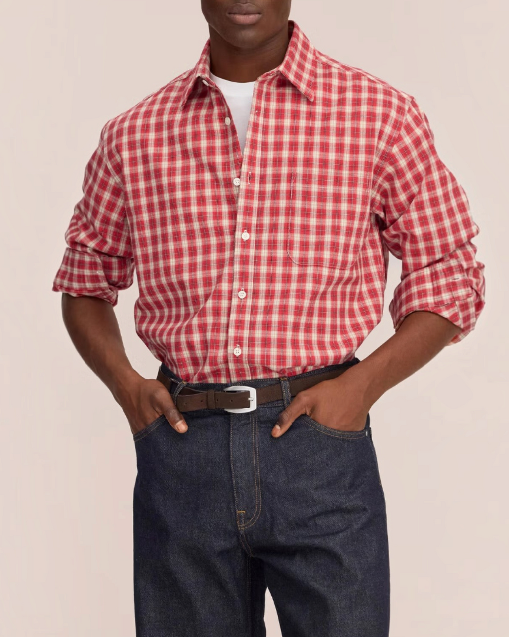 Homme portant une chemise Merci Paris NN.07 Deon en flanelle de coton biologique rouge à carreaux avec poche poitrine
