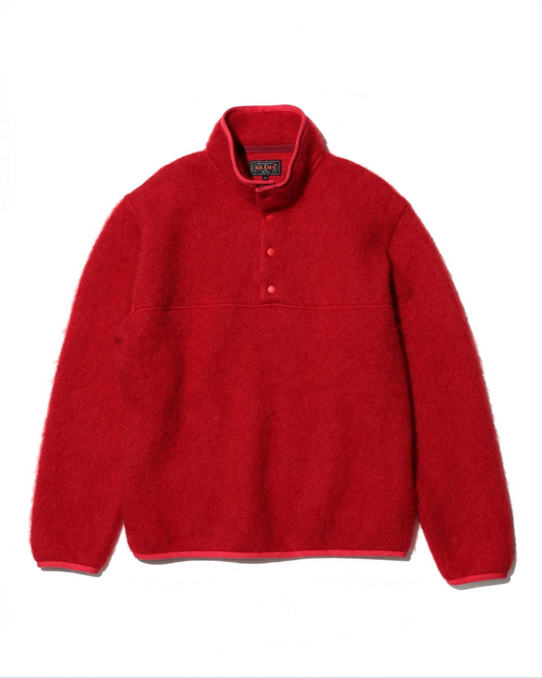Pull Merci Paris Beams Plus rouge à col montant, texture duveteuse et boutons-pression, style outdoor vintage.