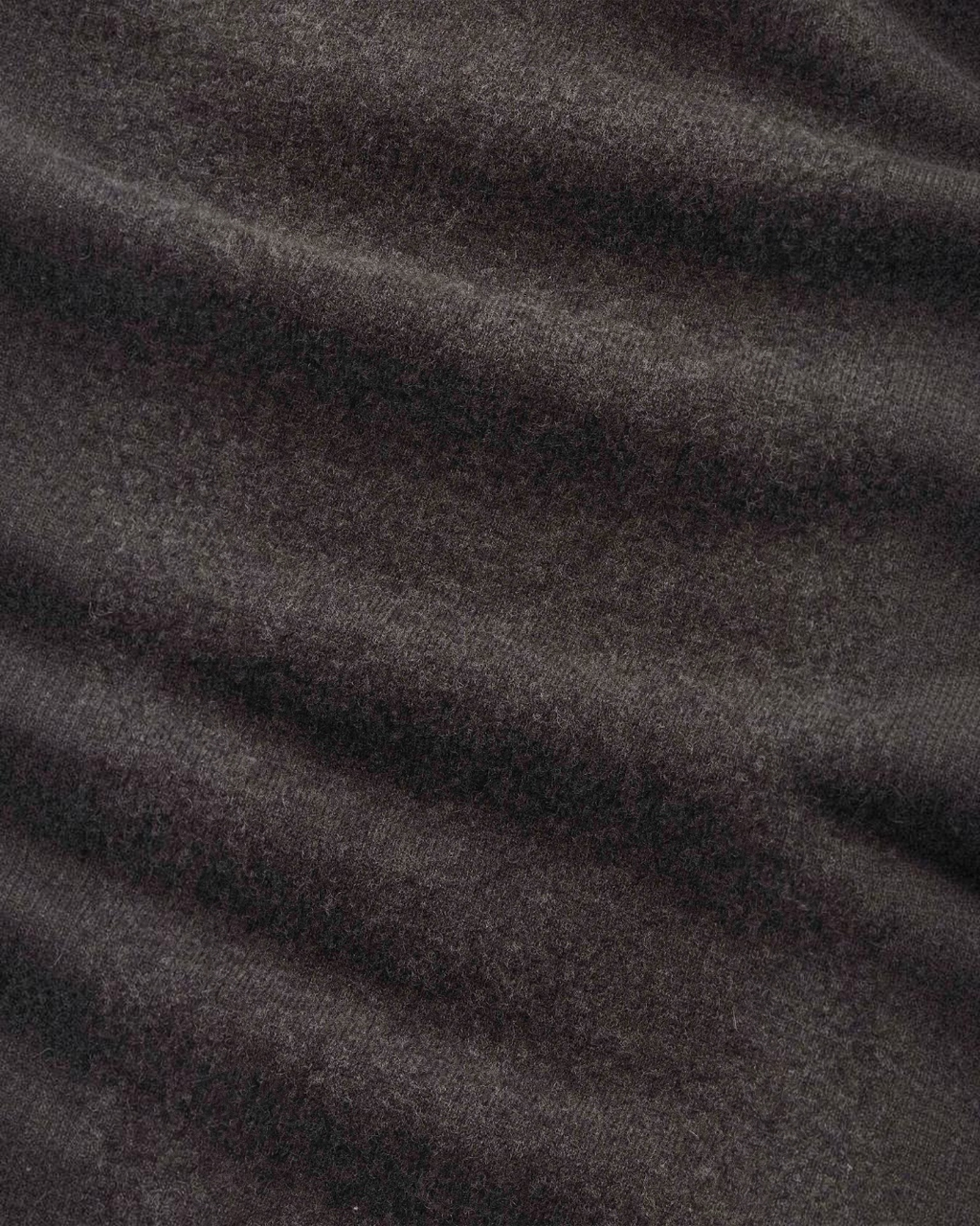 Gros plan sur la maille douce et brossée du pull en laine gris NN.07 disponible chez Merci Paris
