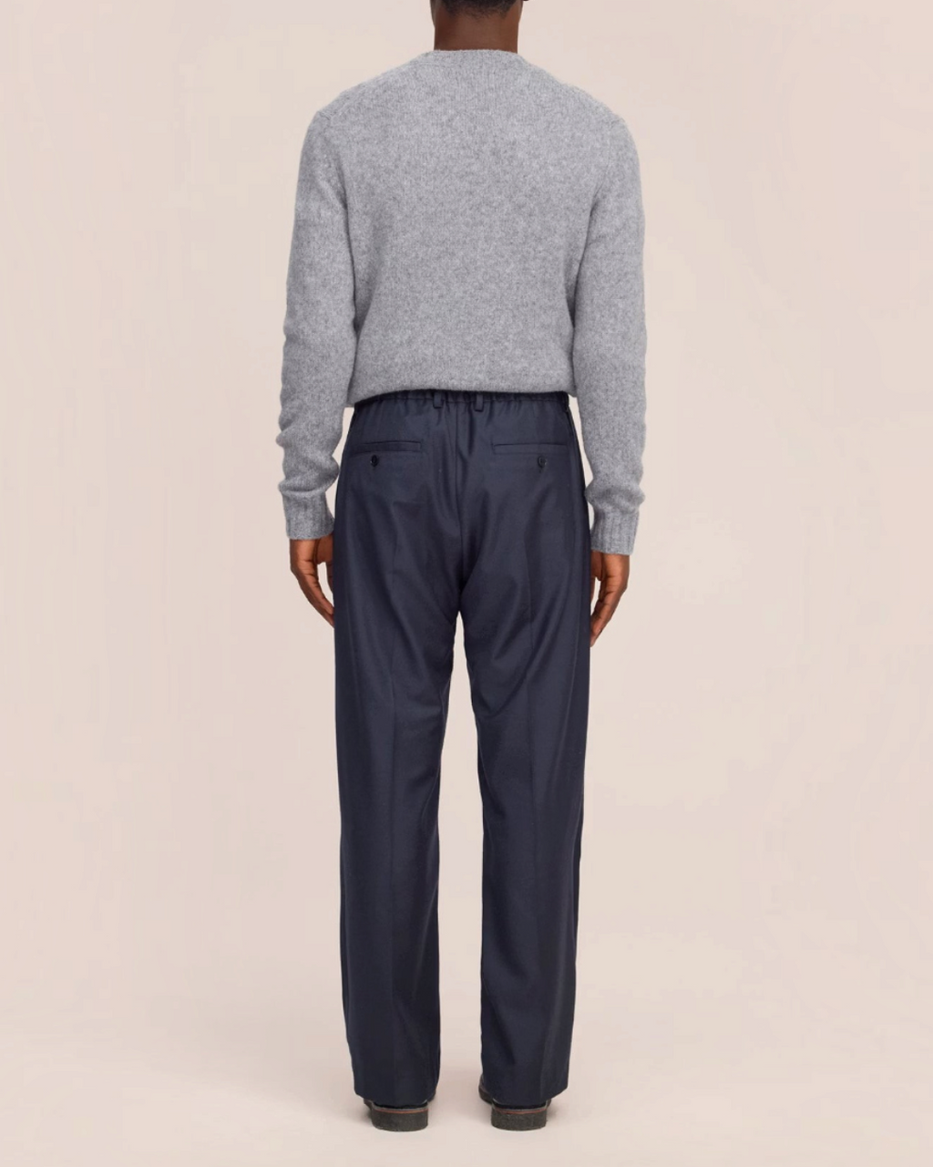 Vue arrière du pantalon Kay bleu marine Merci Paris en flanelle de laine mélangée avec coupe ample et taille élastique