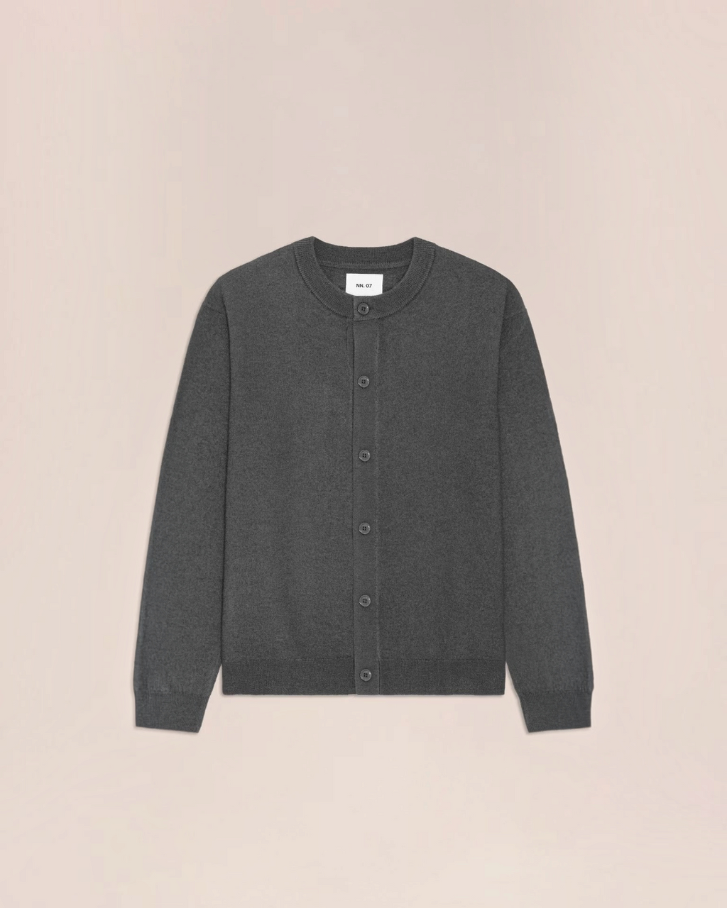 Cardigan Jasper gris en laine bouillie NN.07 disponible chez Merci Paris avec col rond et fermeture boutonnée