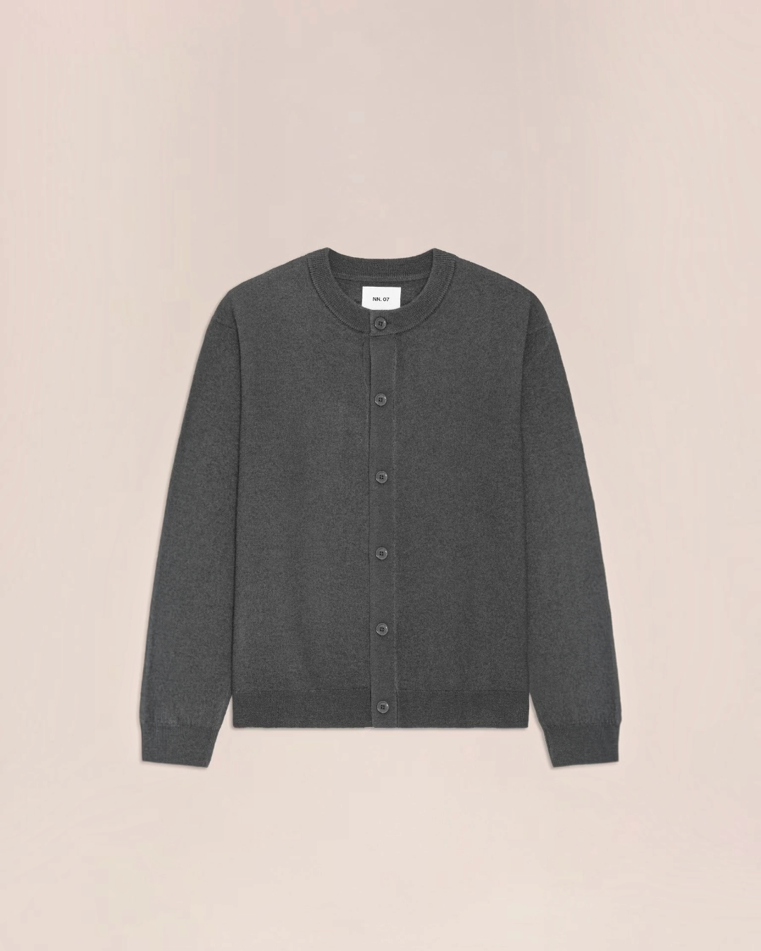 Cardigan Jasper gris en laine bouillie NN.07 disponible chez Merci Paris avec col rond et fermeture boutonnée