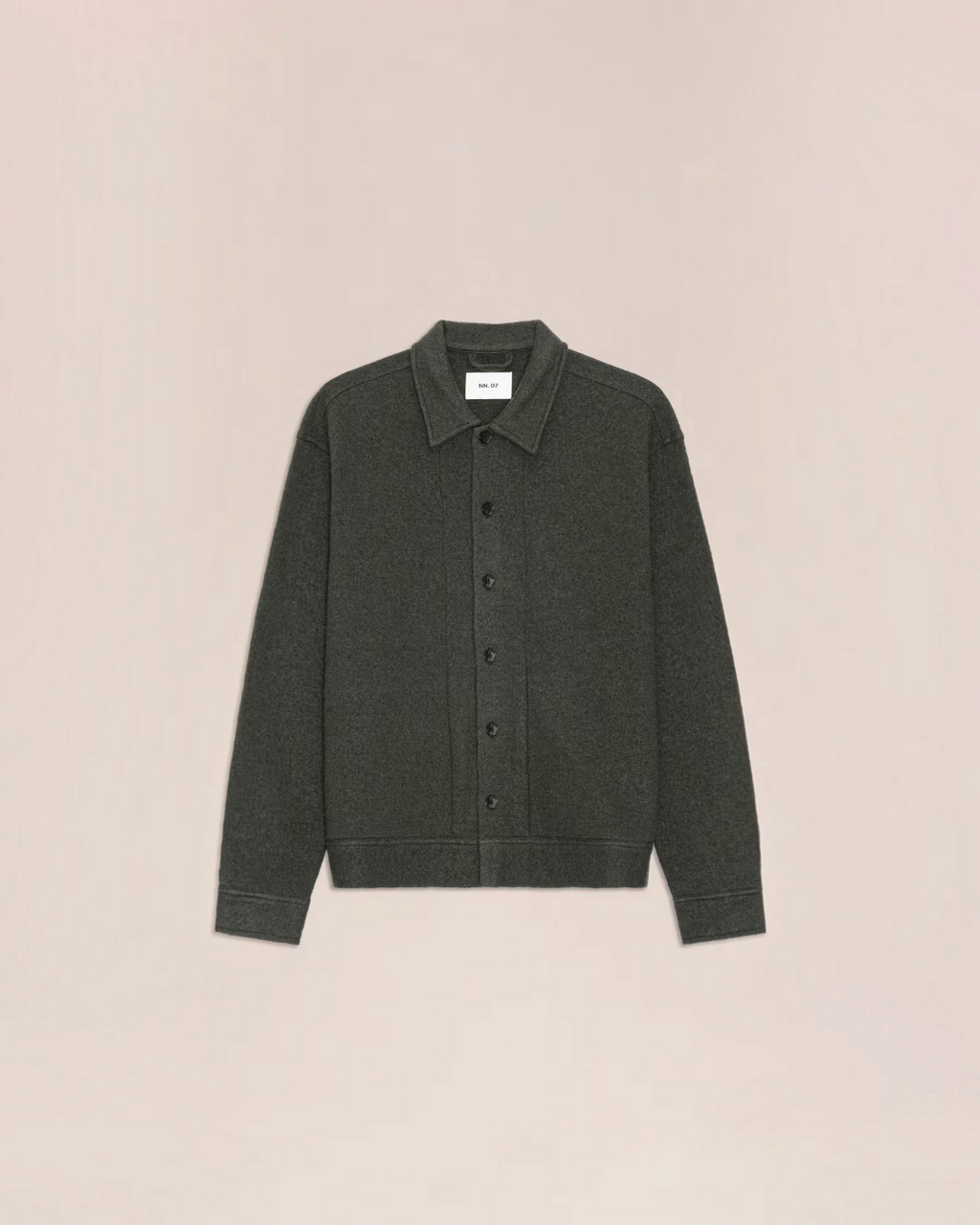 Surchemise Reed NN.07 en laine mérinos bouillie vert foncé, coupe droite avec fermeture boutonnée, chez Merci Paris