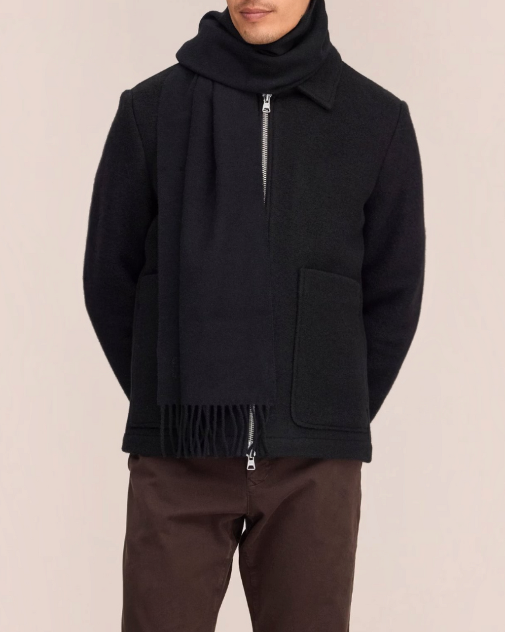 Homme portant une écharpe Merci Paris NN.07 noire en laine brossée avec franges, style élégant et minimaliste