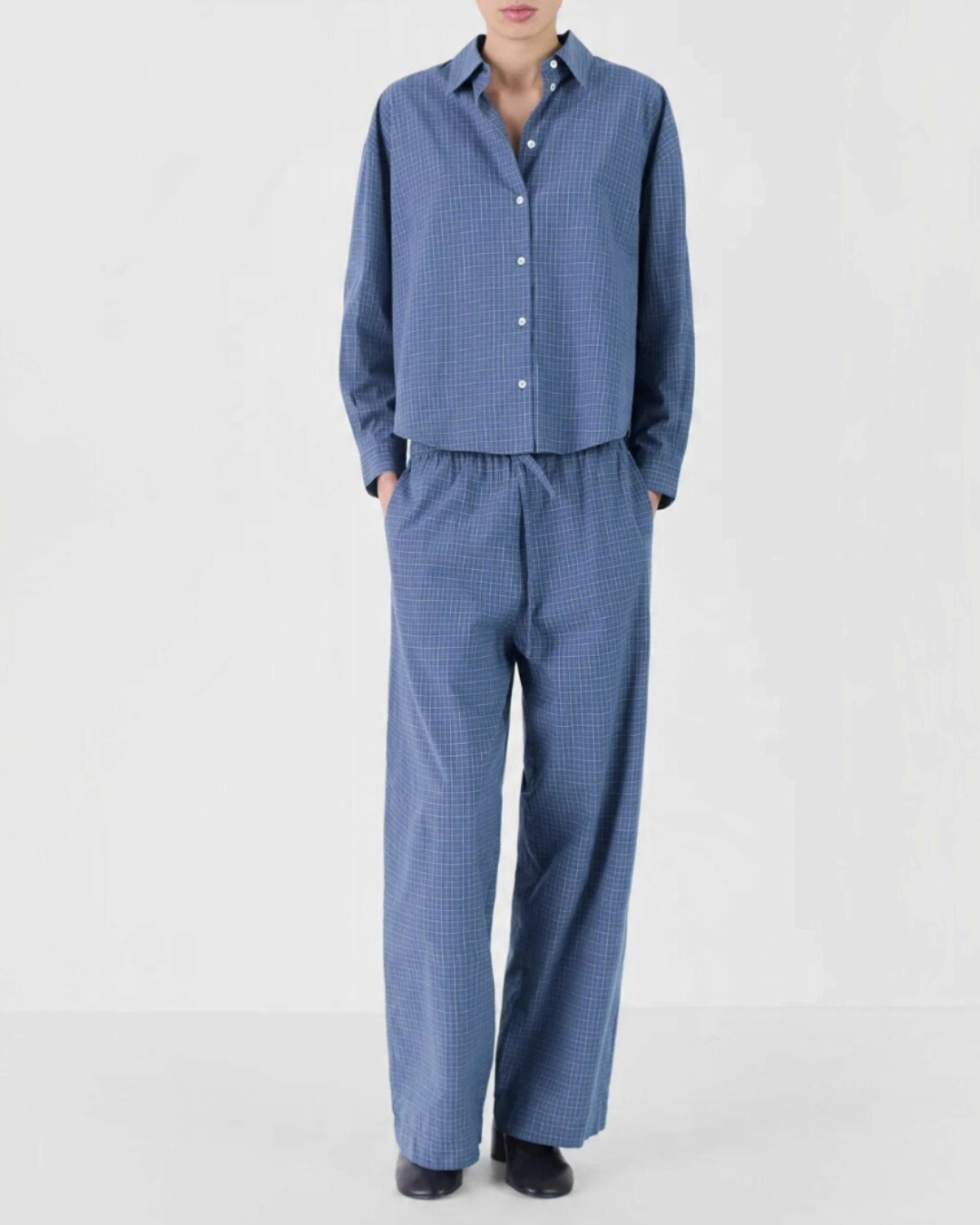 Ensemble Merci Paris composé d'une chemise et d'un pantalon large bleu à carreaux portés par un mannequin