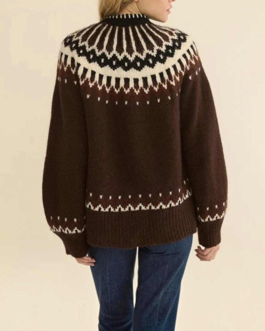 Cardigan Merci Paris Dôen Hue marron en maille d'alpaga avec motif jacquard Fair Isle et col côtelé vu de dos