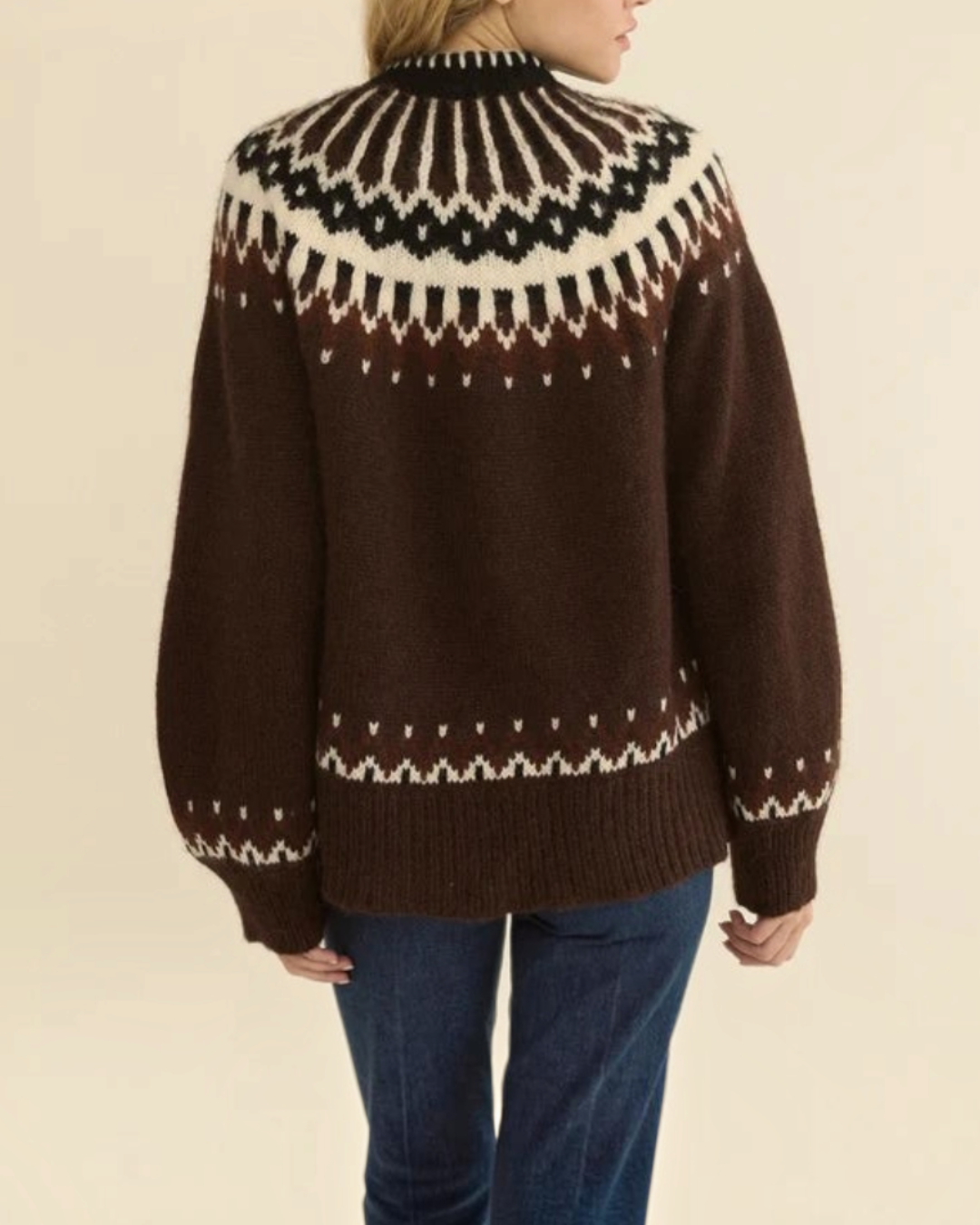 Cardigan Merci Paris Dôen Hue marron en maille d'alpaga avec motif jacquard Fair Isle et col côtelé vu de dos