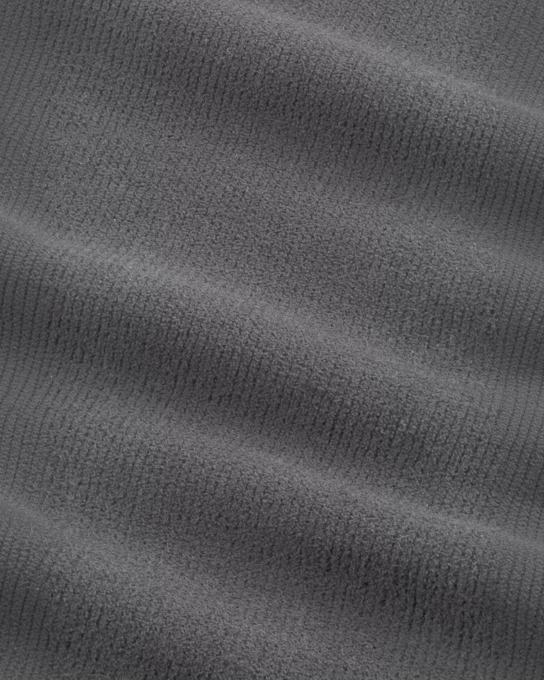Gros plan sur la maille douce et grise du pull Danny de la marque Merci Paris