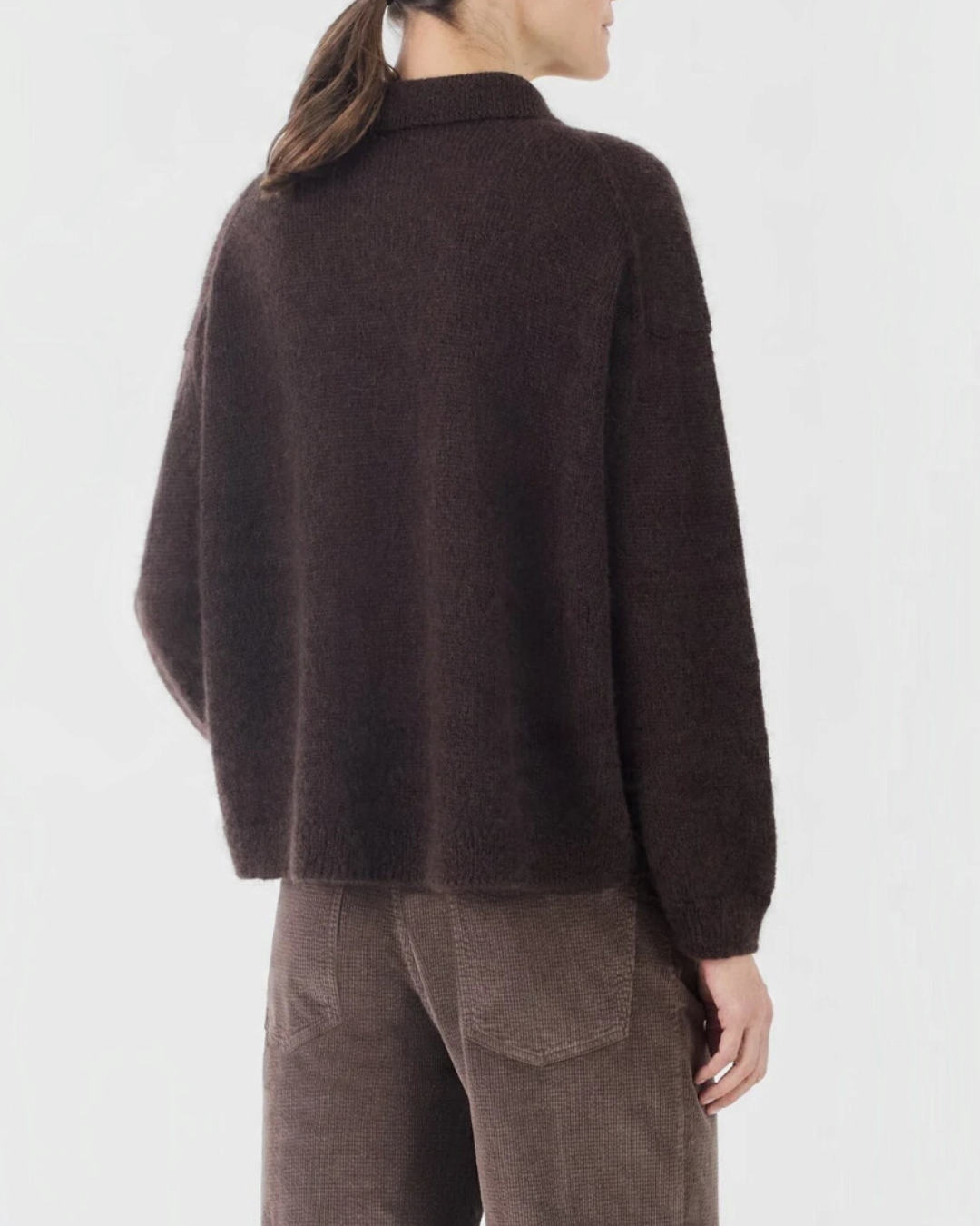 Vue de dos du polo marron Merci Paris Masscob en maille mohair douce et duveteuse avec une coupe oversize