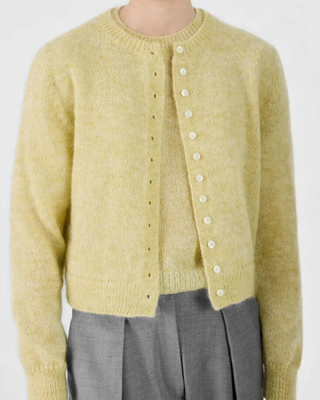 Cardigan court Merci Paris en maille duveteuse jaune citron, mélange de mohair et laine, porté par un mannequin