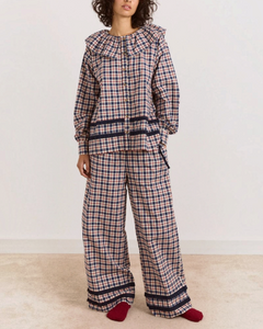 Ensemble pyjama Merci Paris Damson Madder Aletta en coton bio à carreaux rouges et bleus avec col à volants