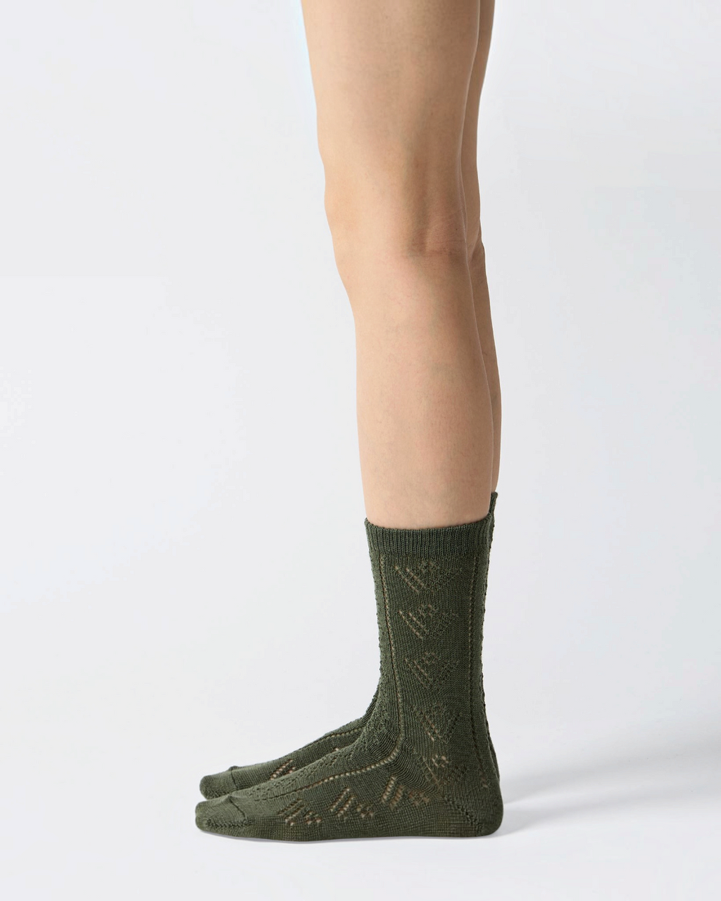 Chaussettes ajourées Merci Paris Babaco en maille de laine vert olive avec motif délicat, fabriquées au Japon