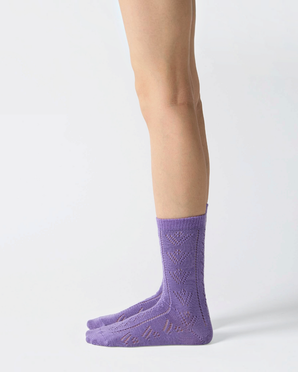 Socks Merci Paris Babaco in purple wool mesh with delicate eyelet pattern, made in Japan