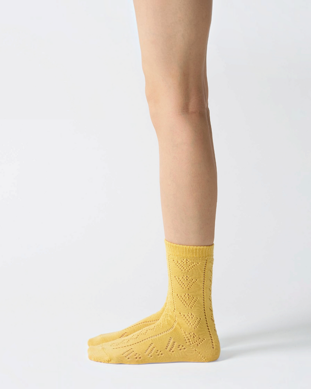 Chaussettes Merci Paris Babaco en laine jaune avec motif ajouré délicat, style féminin et artisanal fabriqué au Japon
