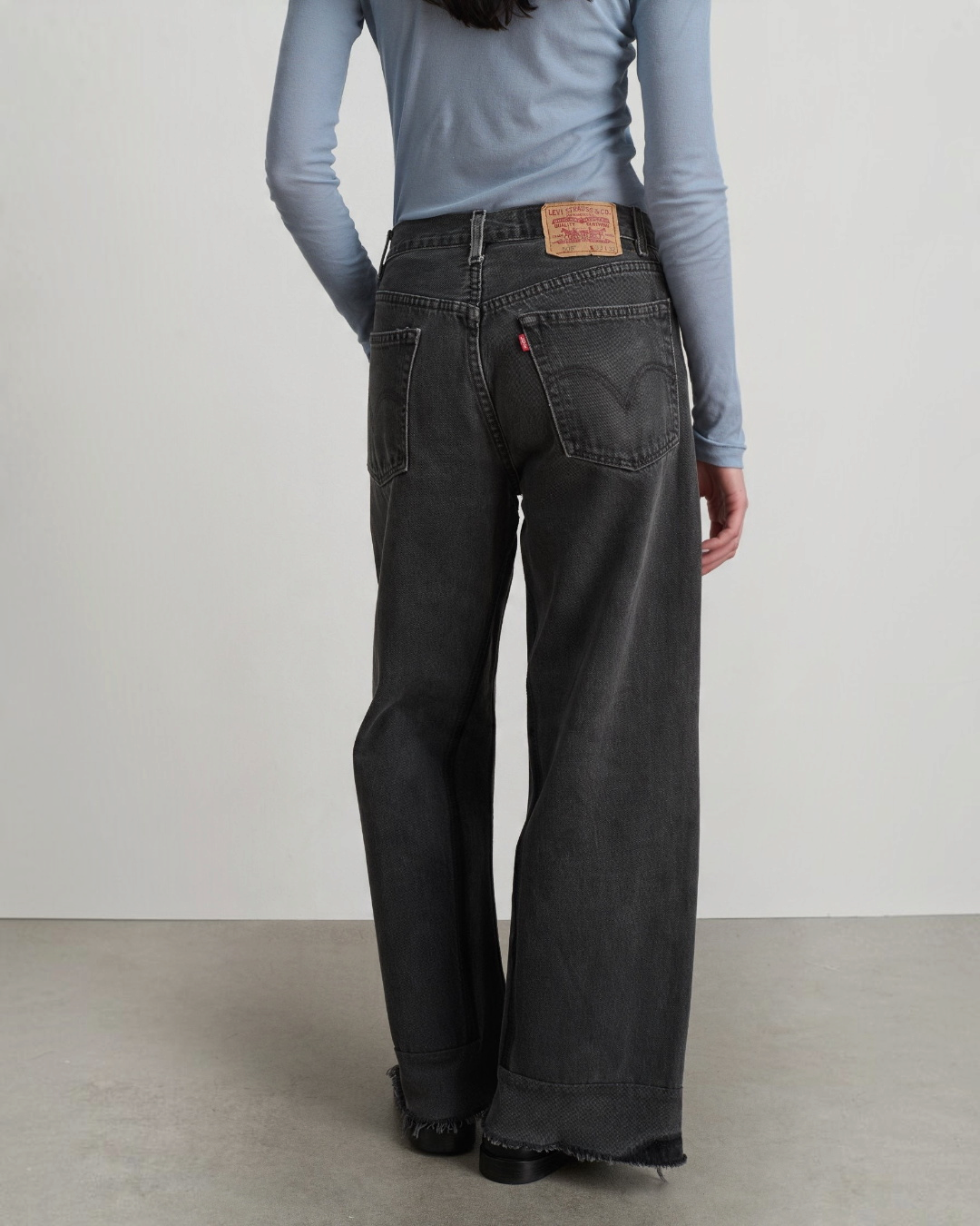 Jean culotte noir vintage Merci Paris retravaillé à partir de denim Levi's avec coupe large et ourlet effiloché
