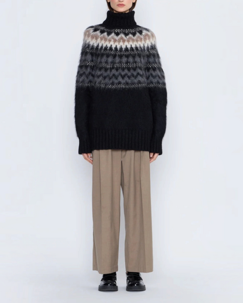 Modèle portant le pull Andean noir en laine d'alpaga brossée Merci Paris avec motif jacquard Fair Isle