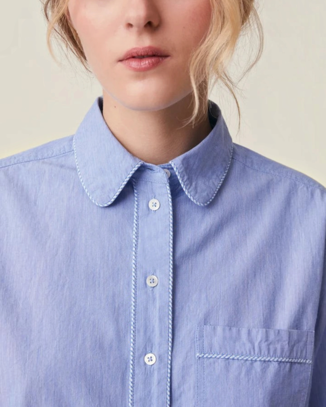 Chemise Henriette Merci Paris en coton bleu avec col rond, patte de boutonnage contrastée et poche poitrine