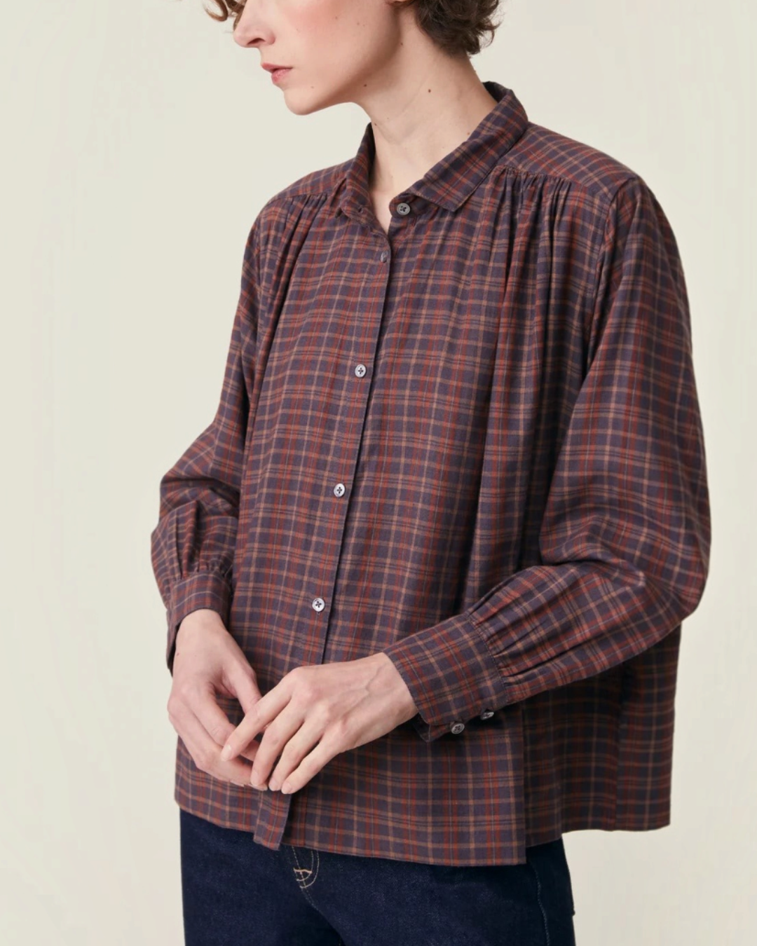 Blouse Carmen Moismont en voile de coton à carreaux marron et bleu portée par une femme, vendue par Merci Paris