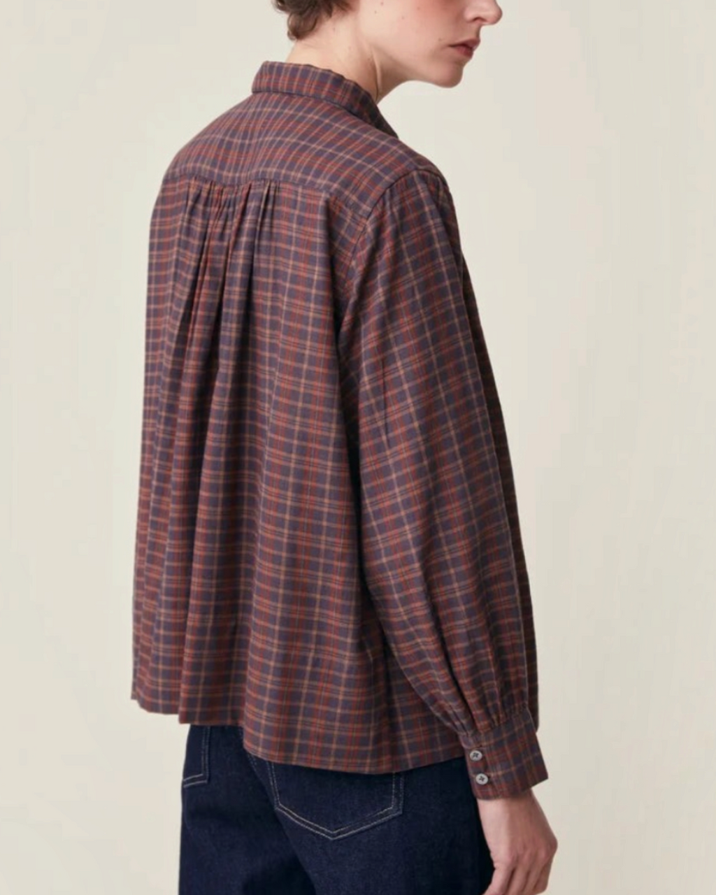 Blouse Carmen Merci Paris en voile de coton à carreaux marron et bleu avec fronces dans le dos portée par un mannequin