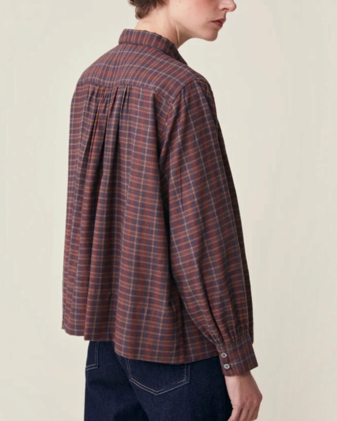 Blouse Carmen Merci Paris en voile de coton à carreaux marron et bleu avec fronces dans le dos portée par un mannequin