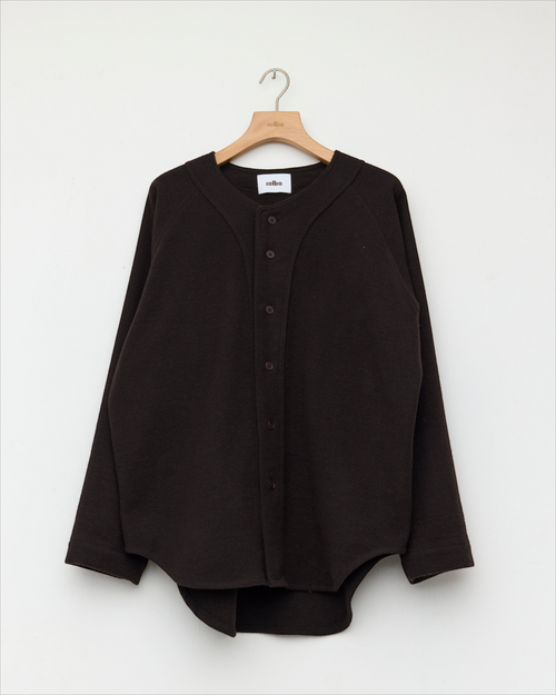 Maille baseball Merci Paris Colbo prune foncé en mélange de laine, cachemire et lin avec manches raglan et boutonnage