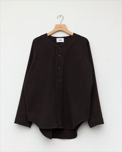 Maille baseball Merci Paris Colbo prune foncé en mélange de laine, cachemire et lin avec manches raglan et boutonnage