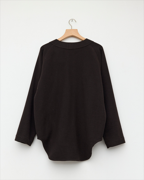 Maille baseball Merci Paris Colbo prune foncé en mélange laine cachemire et lin avec manches raglan et ourlet arrondi