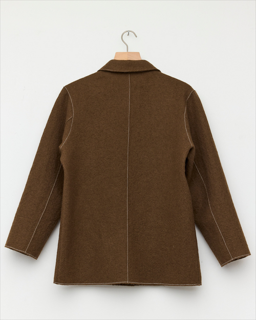 Veste tailleur Merci Paris Colbo modèle Sara en laine rouille avec surpiqûres contrastantes, vue de dos.