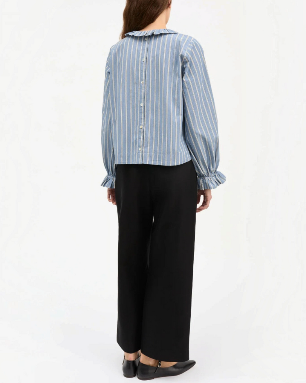 Blouse Merci Paris Skall Studio en coton biologique bleu rayé avec col volanté et boutonnage au dos