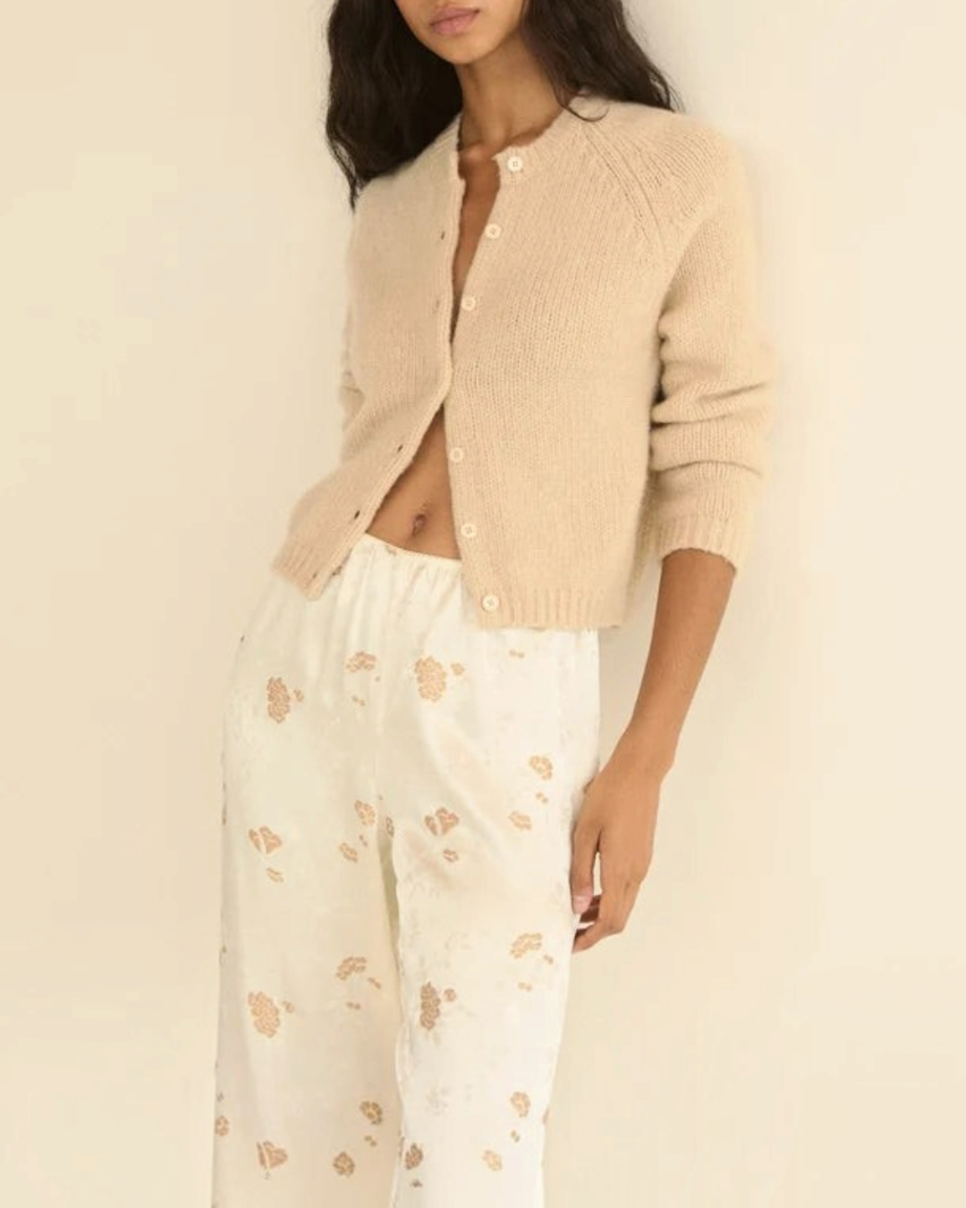 Cardigan Darcy beige en laine et cachemire Merci Paris avec col rond et boutons en coquillage porté par une femme
