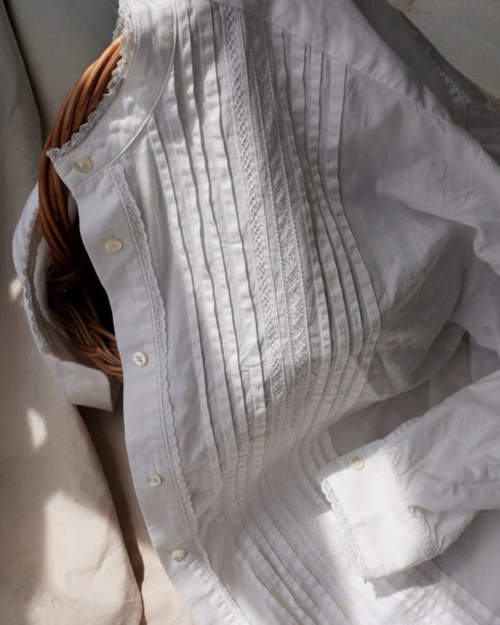 Chemisier blanc Heirloom Merci Paris en coton Banshu-ori avec détails en dentelle et plis délicats