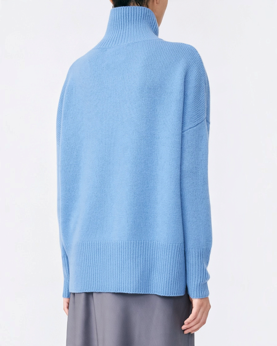 Pull Heidi Lisa Yang en cachemire bleu azur avec col montant et coupe décontractée, vu de dos chez Merci Paris
