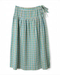Jupe midi Merci Paris Damson Madder Josie à carreaux vichy vert, bleu et rouge avec taille froncée et lien à nouer.