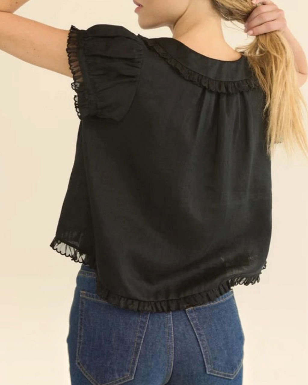 Blouse noire Karina de Merci Paris en ramie avec col festonné, manches courtes bouffantes et détails en organza