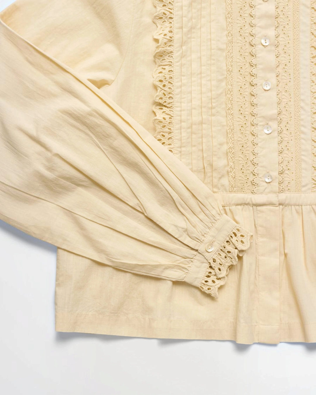 Shirt Merci Paris Skall Studio Lesley in cream organic cotton with lace details and voluminous sleeves